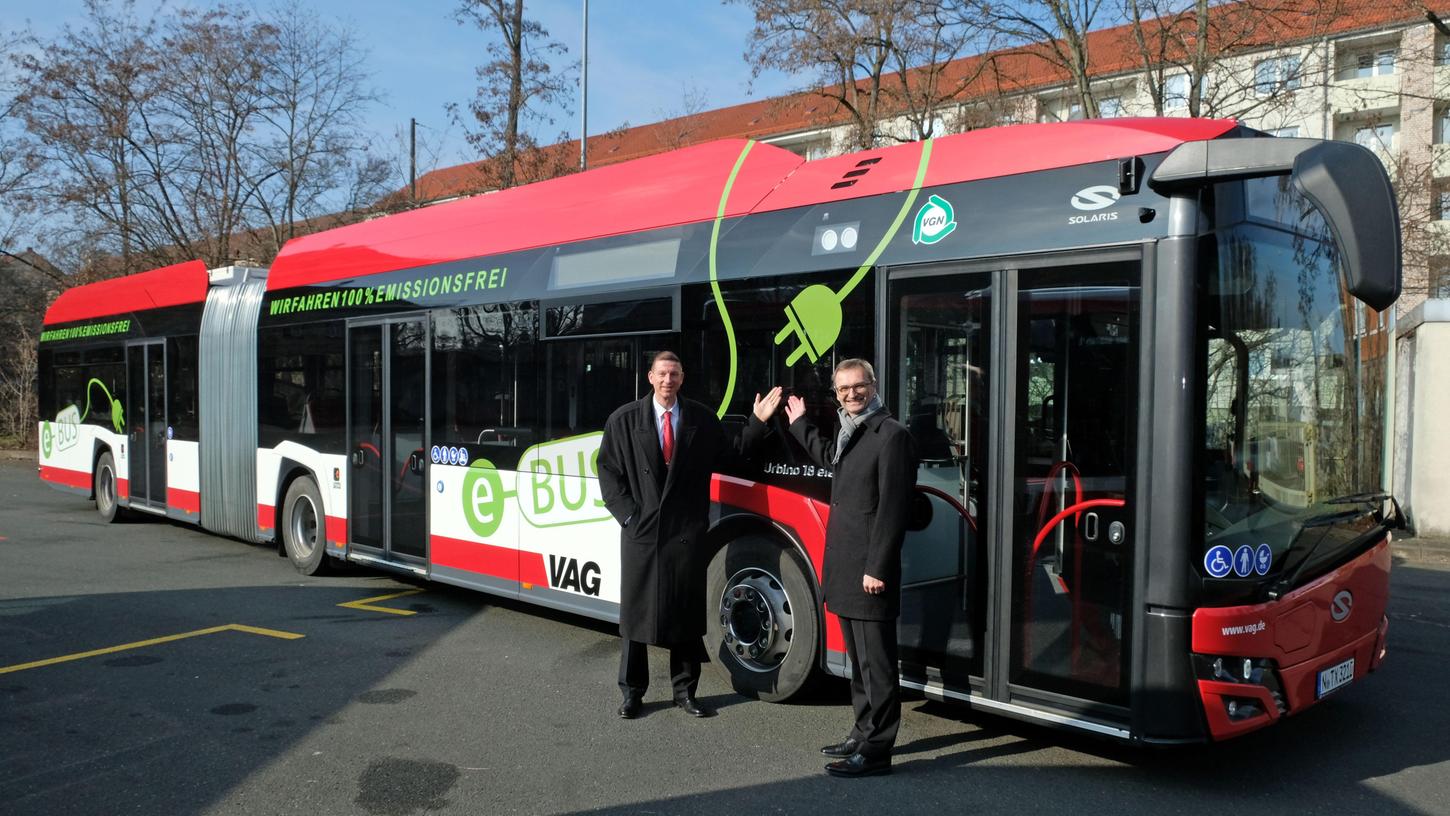 Modernes Design: Josef Hasler (rechts) und Tim Dahlmann-Resing von der VAG präsentieren die neuen Elektro-Busse.