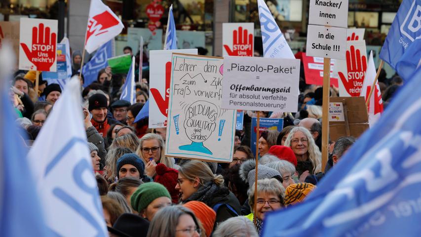 Nürnberger Lehrer machten ihrem Ärger Luft: Demo gegen Mehrarbeit