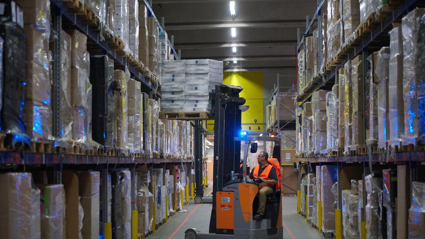 Amazon plant in Hof ein neues Logistikzentrum wie hier in Werne in Nordrhein-Westfalen.