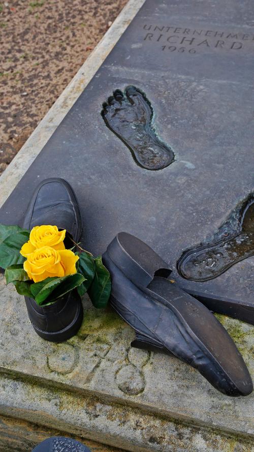 Sehr individuell: Für dieses Epitaph wurden Abdrücke von den Schuhen des Auftraggebers genommen.