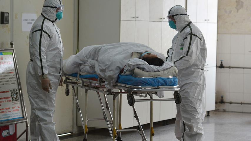 Das Coronavirus hält die Welt in Atem: Mittlerweile hat der Erreger über 700 Menschenleben eingefordert und damit mehr als das Sars-Virus im Jahr 2002. Der chinesische Arzt Li Wenliang hatte schon frühzeitig vor dem Erreger gewarnt. In dieser Woche ist ausgerechnet er selbst daran gestorben.