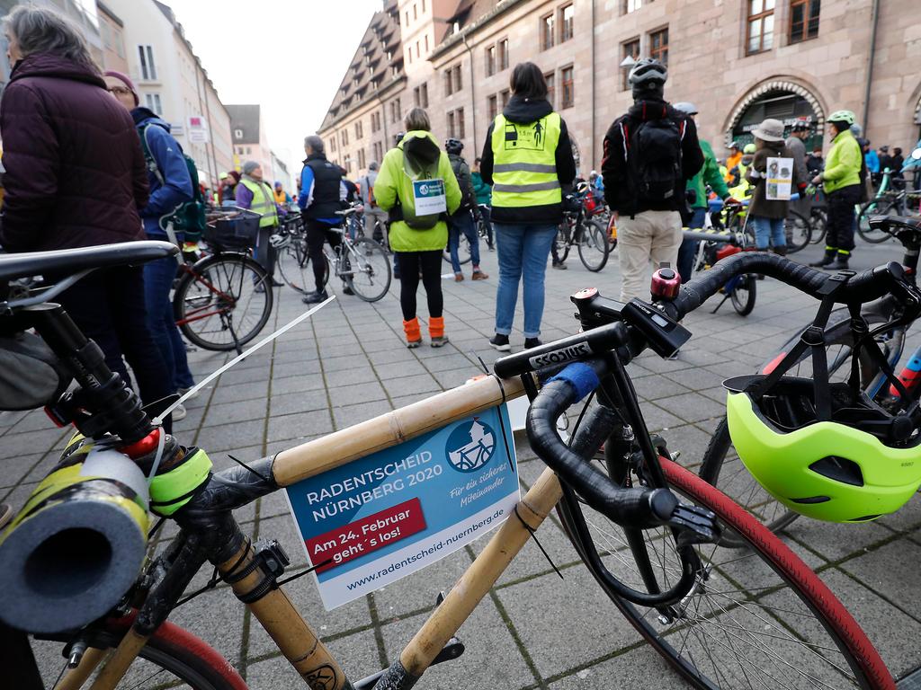 200 Radfahrer Demonstrieren In Nurnberg Mit Poolnudeln Nurnberg Nordbayern De