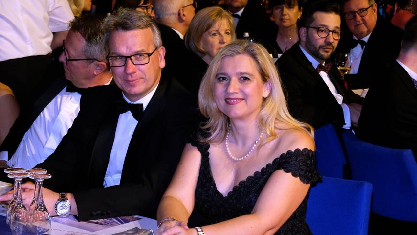 Wie immer mit von der Partie: Die bayerische Gesundheitsministerin Melanie Huml mit Ehemann Markus.