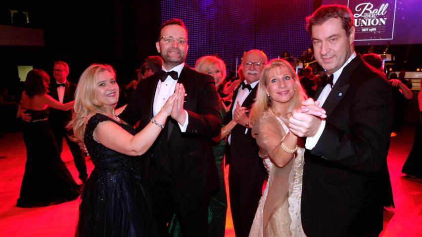 Eröffneten den Tanz: Bundesgesundheitsminister Jens Spahn mit der bayerischen Gesundheitsministerin Melanie Huml und Ministerpräsident Markus Söder mit Ehefrau Karin Baumüller-Söder.