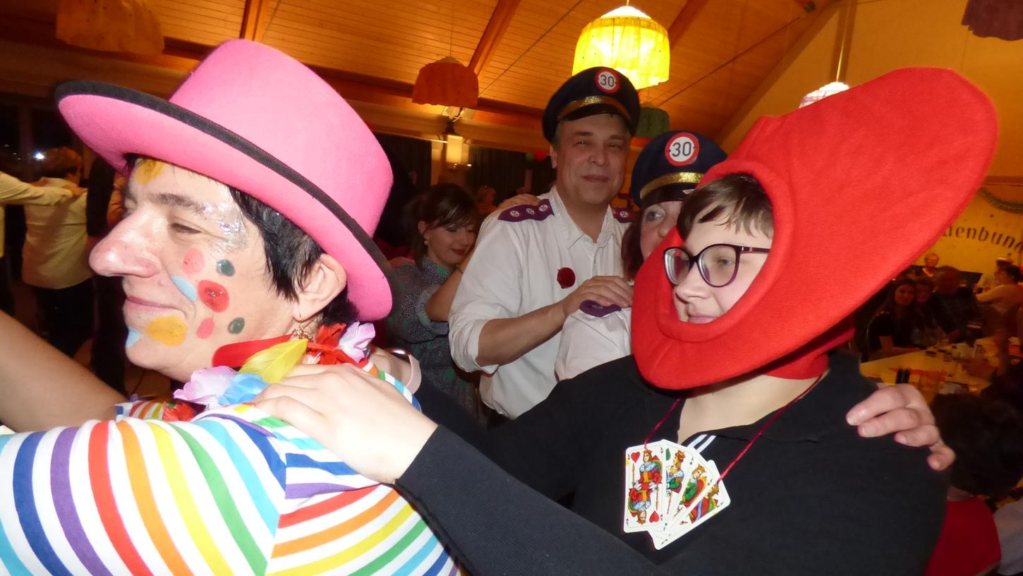 Gößweinsteiner Frauen kündigen bei Fasching Beicht-App an Gößweinsteiner Frauen kündigen bei Fasching Beicht-App an
