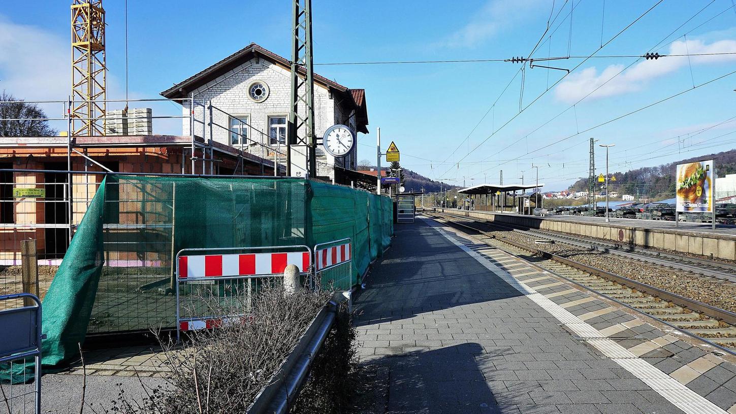 Der Zugang zu den Bahnsteigen am Bahnhof in Parsberg ist nicht barrierefrei möglich.  Nun ist der Bahnhofsumbau  im Bundesprogramm als "höchst dringlich" eingestuft worden.