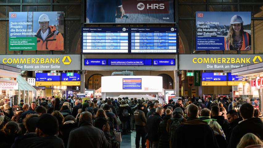 09.02.2020, Hessen, Frankfurt/Main: Zahlreiche Menschen stehen im Hauptbahnhof an einem Informationsschalter der Deutschen Bahn. Wegen Sturmtief «Sabine» wird der Fernverkehr bundesweit eingestellt. Foto: Silas Stein/dpa +++ dpa-Bildfunk +++