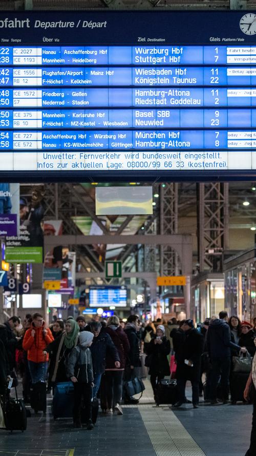 09.02.2020, Hessen, Frankfurt/Main: Auf einer Anzeigetafel im Hauptbahnhof Frankfurt werden teilweise ausgefallene Züge angezeigt. Wegen Sturmtief «Sabine» wird der Fernverkehr bundesweit eingestellt. Foto: Silas Stein/dpa +++ dpa-Bildfunk +++