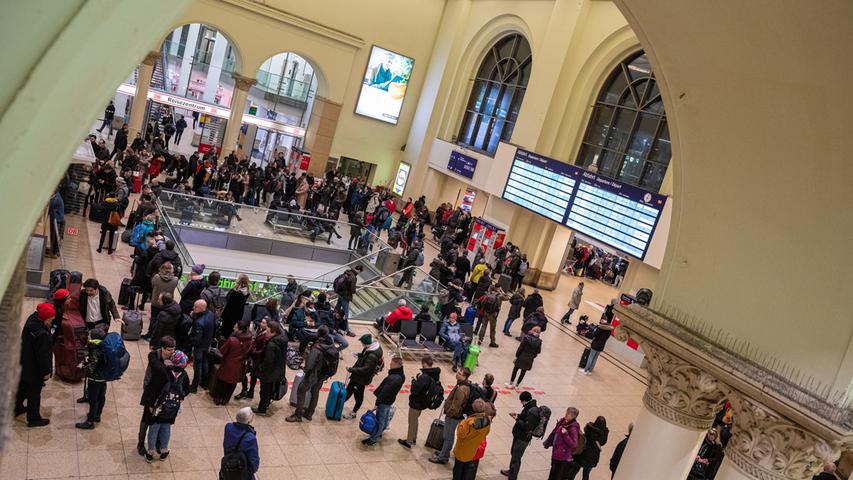 09.02.2020, Niedersachsen, Hannover: Zahlreiche Reisende warten im Hauptbahnhof. Die Deutsche Bahn stellt aufgrund des Sturmtiefs «Sabine» den Fernverkehr ein. Foto: Moritz Frankenberg/dpa +++ dpa-Bildfunk +++