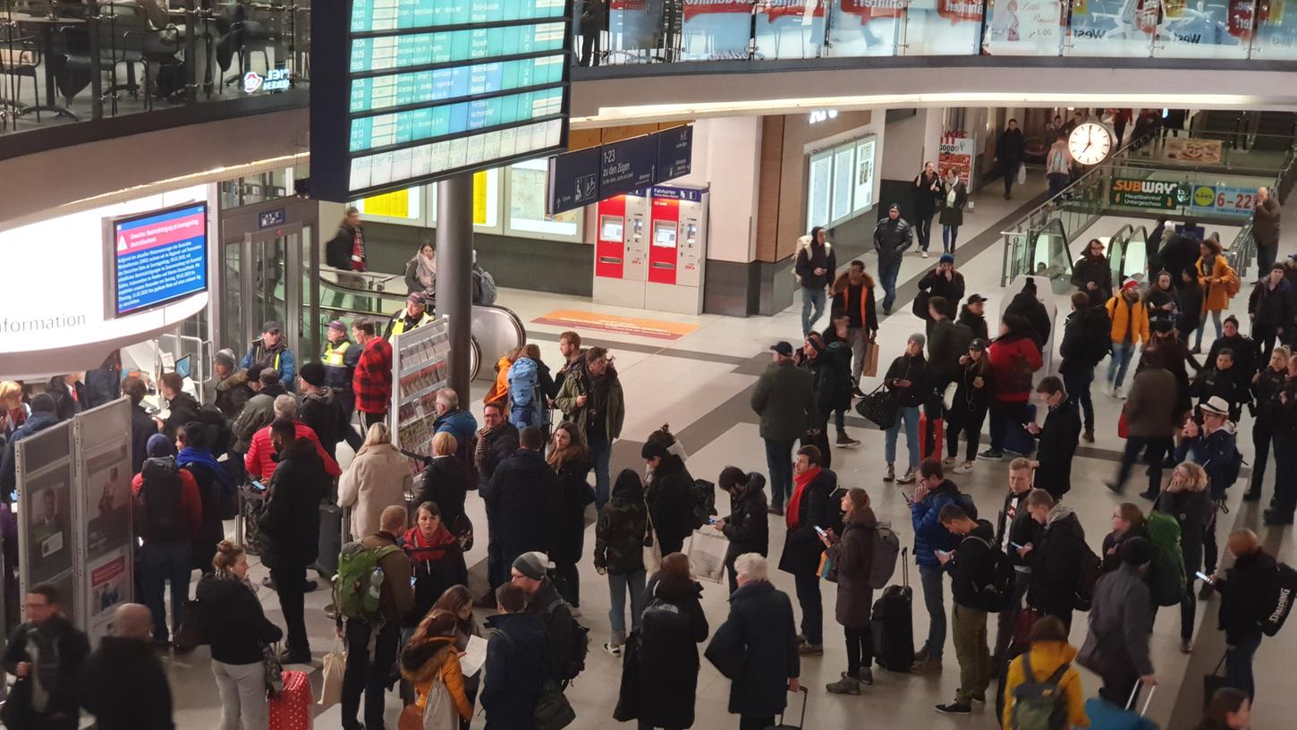 Geduld und starke Nerven waren am Sonntagabend am Nürnberger Hauptbahnhof gefragt. Die Schlange vor dem Service-Schalter wurde stetig länger.