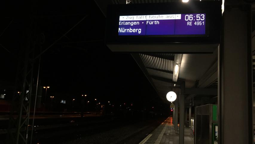 Der Bahnhof Forchheim am frühen Montagmorgen: Die Züge fallen wegen des Sturmtiefs Sabine aus.