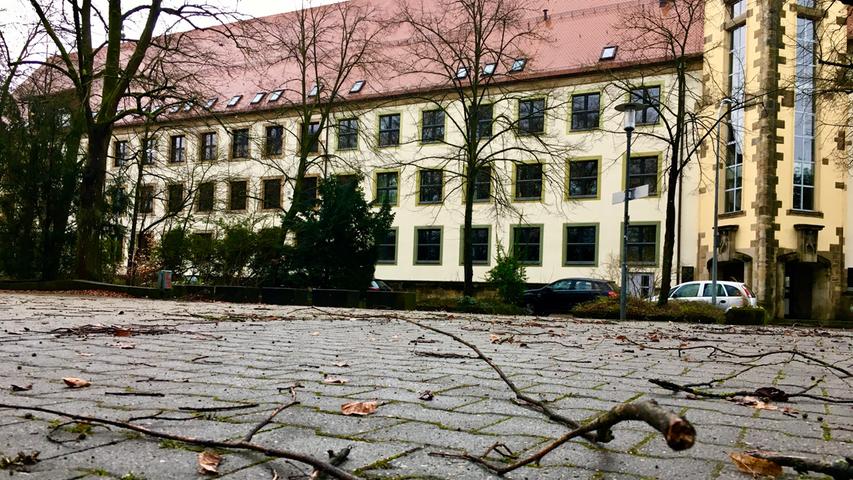 ... der Pausenhof der Ritter-von-Traitteur-Schule ist mit abgebrochenen Ästen verwüstet.