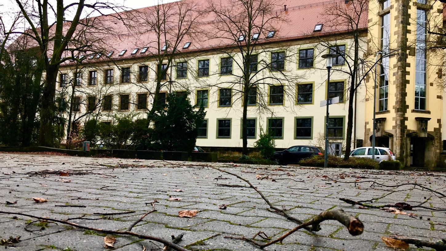 Wegen des Orkantiefs "Ylenia" fällt in einigen Regionen in Bayern die Schule aus. Hier ein Symbolbild der Ritter-von-Traitteur-Schule Forchheim, die nach aktuellem Stand nicht von den Schließungen betroffen ist.