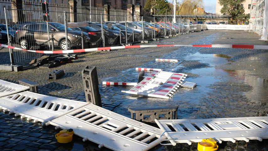Absperrschranken liegen auf der Straße verteilt: Die Baustelle vor dem Justizgebäude in Nürnberg gleicht einem Trümmerfeld.