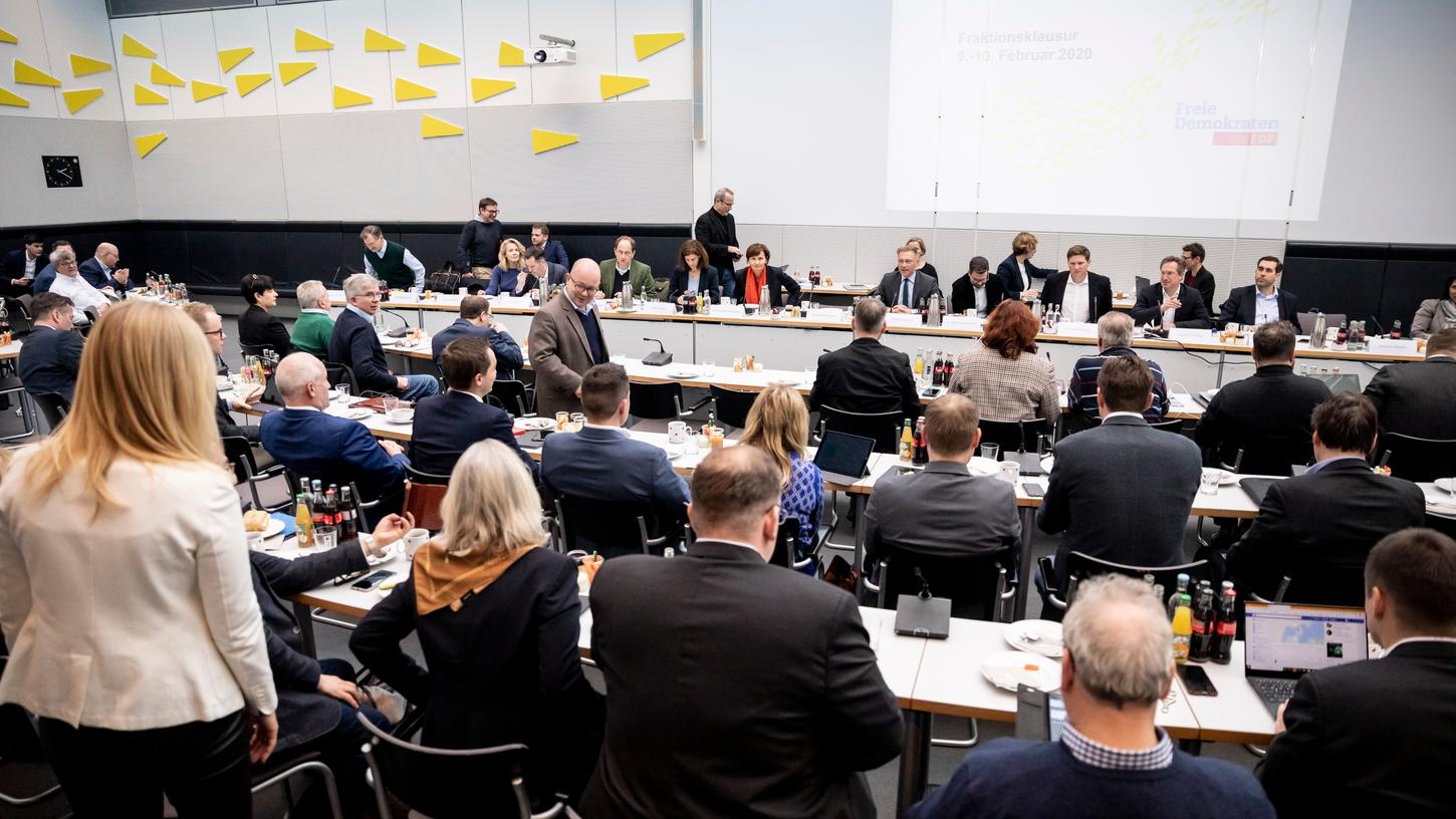Berlin: Teilnehmer der Klausur der FDP-Bundestagsfraktion sitzen im Bundestag im FDP-Fraktionssitzungssaal.