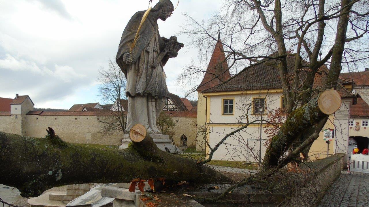 Sturm in Berching: Nepomuk trotzt 
