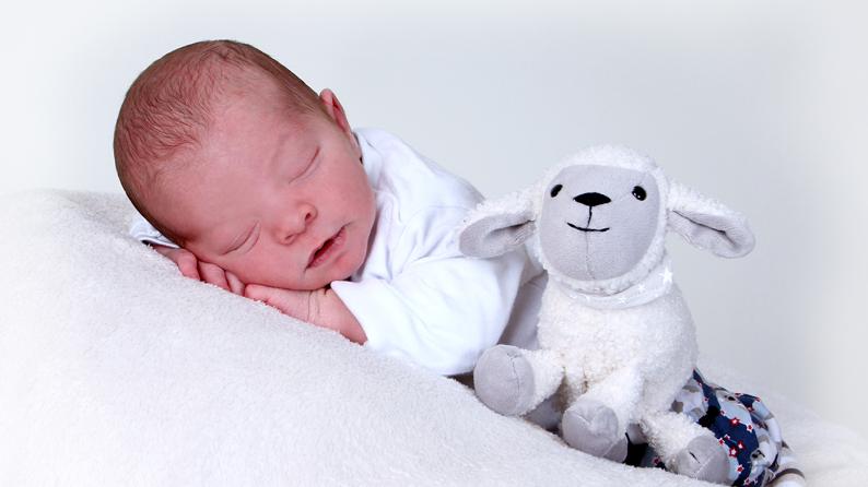Im St. Theresien-Krankenhaus erblickte der kleine Simon das Licht der Welt. Am 28. Januar wurde er geboren. Dabei war er 54 Zentimeter groß und 3690 Gramm schwer.