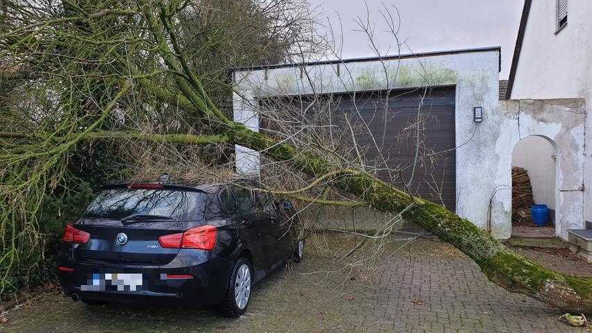 In Indernbuch bei Weißenburg ist ein Baum direkt auf einem Auto gelandet. Verletzt wurde laut Polizeiangaben jedoch niemand.