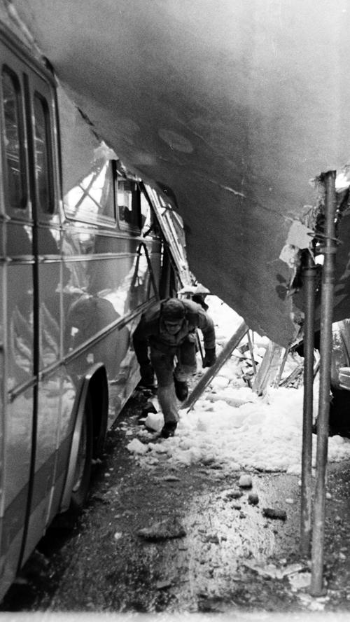 1970: Hallendach begrub Busse und Lastwagen unter sich