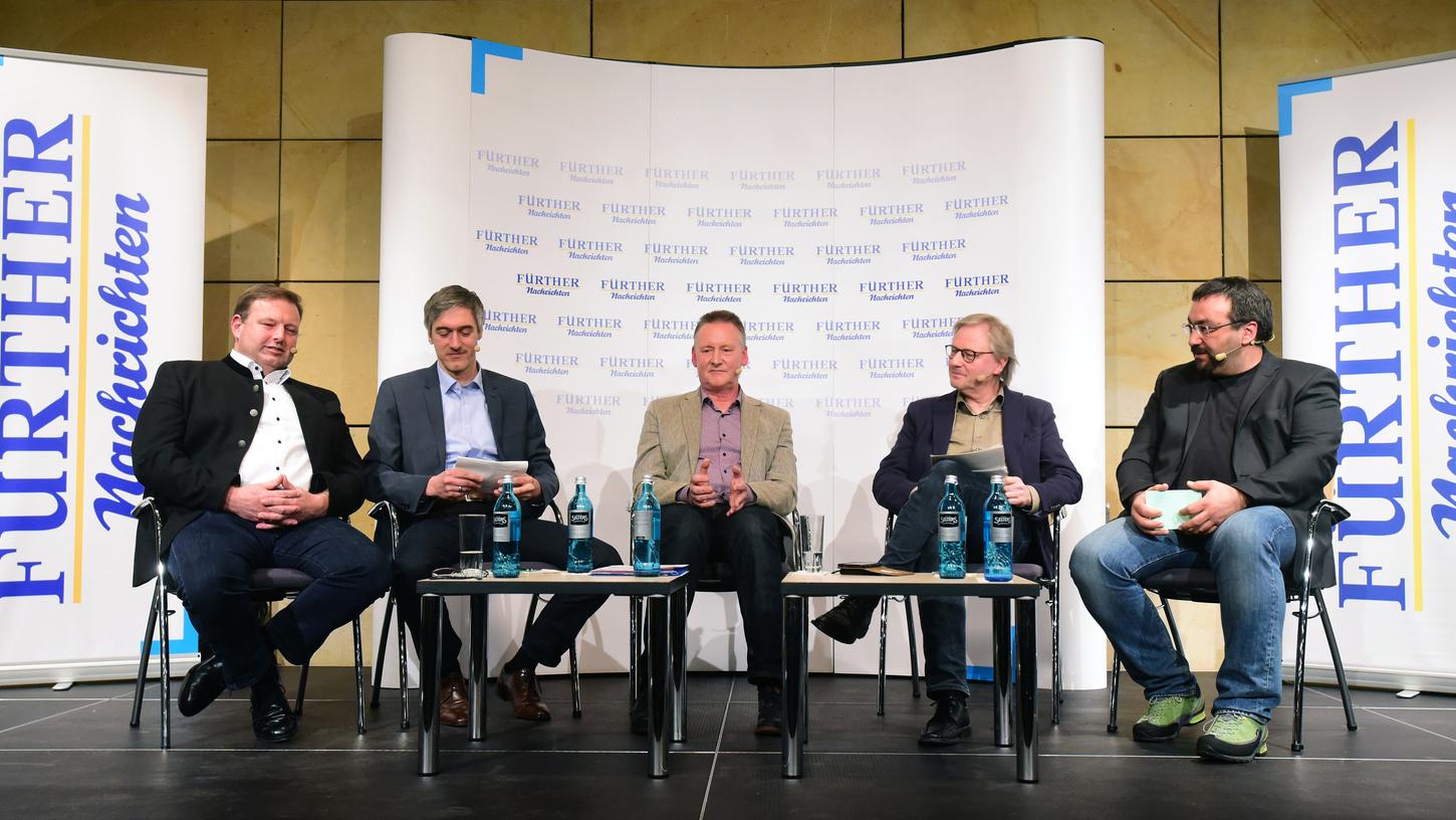 Auf dem Podium: Dietmar Helm (CSU), FN-Redakteur Johannes Alles, OB Thomas Jung (SPD), FN-Redaktionsleiter Wolfgang Händel und Kamran Salimi (Grüne).