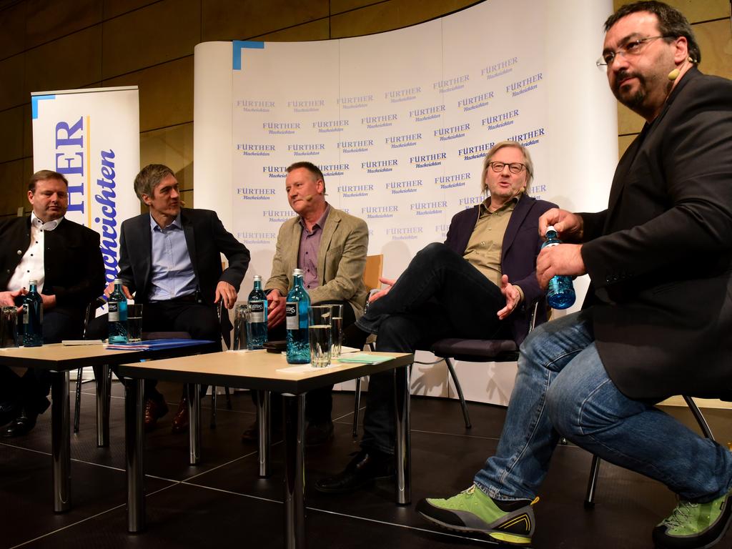 Die beiden FN-Moderatoren Wolfgang Händel und Johannes Alles löcherten die OB-Kandidaten Kamran Salimi (re.), Thomas Jung (Mitte) und Dietmar Helm (links).