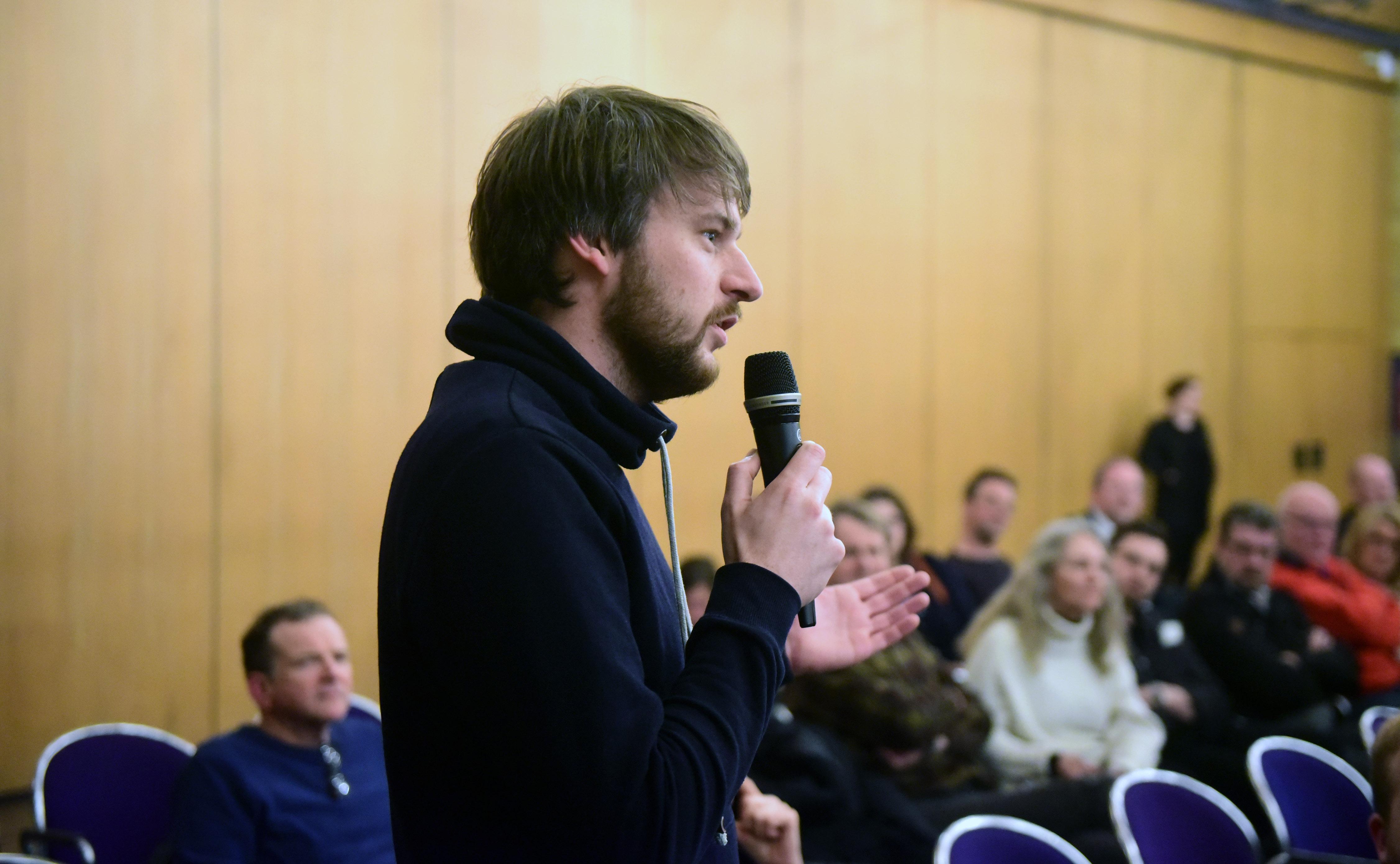 Ebenfalls im Publikum: der Kandidat der Linken, Niklas Haupt.