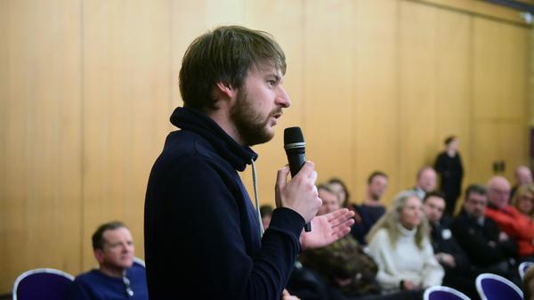 Ebenfalls im Publikum: der Kandidat der Linken, Niklas Haupt.