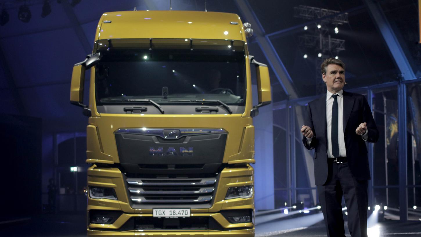 Joachim Drees, Vorstandschef von MAN, steht neben einem neu entwickelten Lastwagen. Die neuen Lkw verbrauchten bis zu acht Prozent weniger Sprit und seien auch für Elektroantriebe vorbereitet.