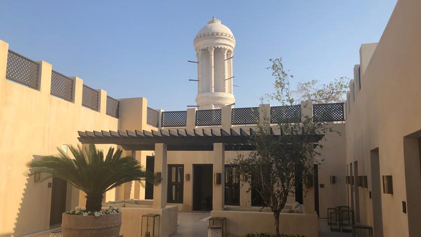 Ein Beispiel für die Renaissance der traditonellen Bauweise ist das Hotel Al Bait, das früher einmal ein Herrenhaus war. Das etwa ein Jahrhundert alte Areal, das an der Khalid Lagune liegt, war verfallen, Ruinen dominierten es.
