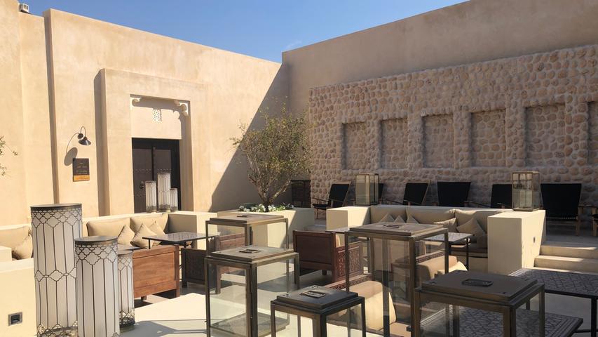 Der verwinkelte Grundriss blieb, was noch an Originalwänden da war, auch. Experten der Unesco unterstützten den Wiederaufbau. Es ist Teil des ambitionierten Denkmalschutzprogramms „Heart of Sharjah“.