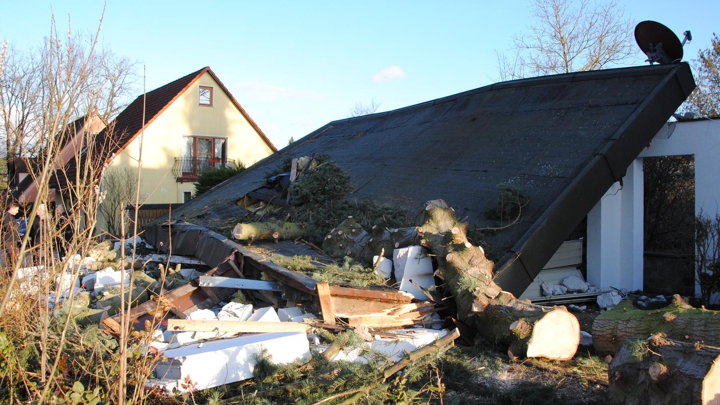 Ein Bild der Zerstörung: Die Garage hielt der stürzenden Fichte nicht stand. Ein Bild der Zerstörung: Die Garage hielt der stürzenden Fichte nicht stand.