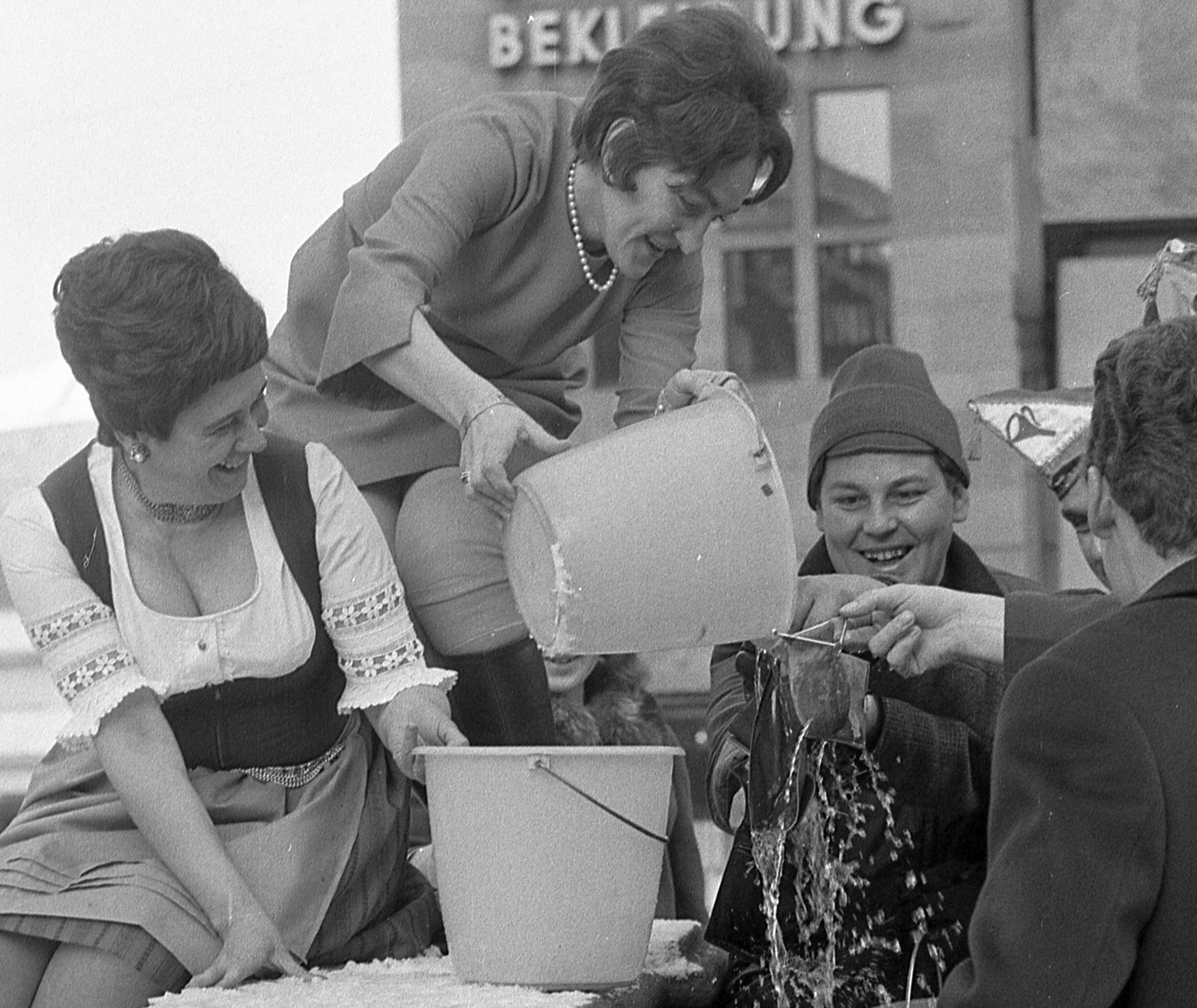Irgendwann ist alles vorbei: Nürnberger Narren waschen nach dem Fasching 1970 ihre Geldbeutel aus.