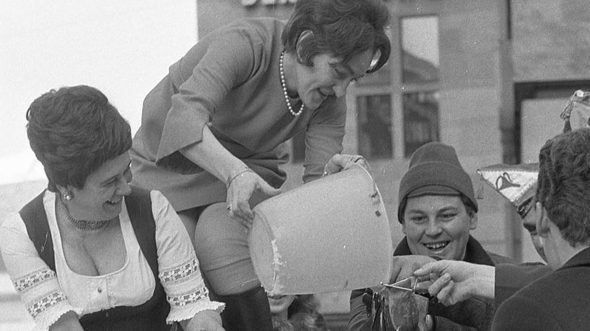 Irgendwann ist alles vorbei: Nürnberger Narren waschen nach dem Fasching 1970 ihre Geldbeutel aus.