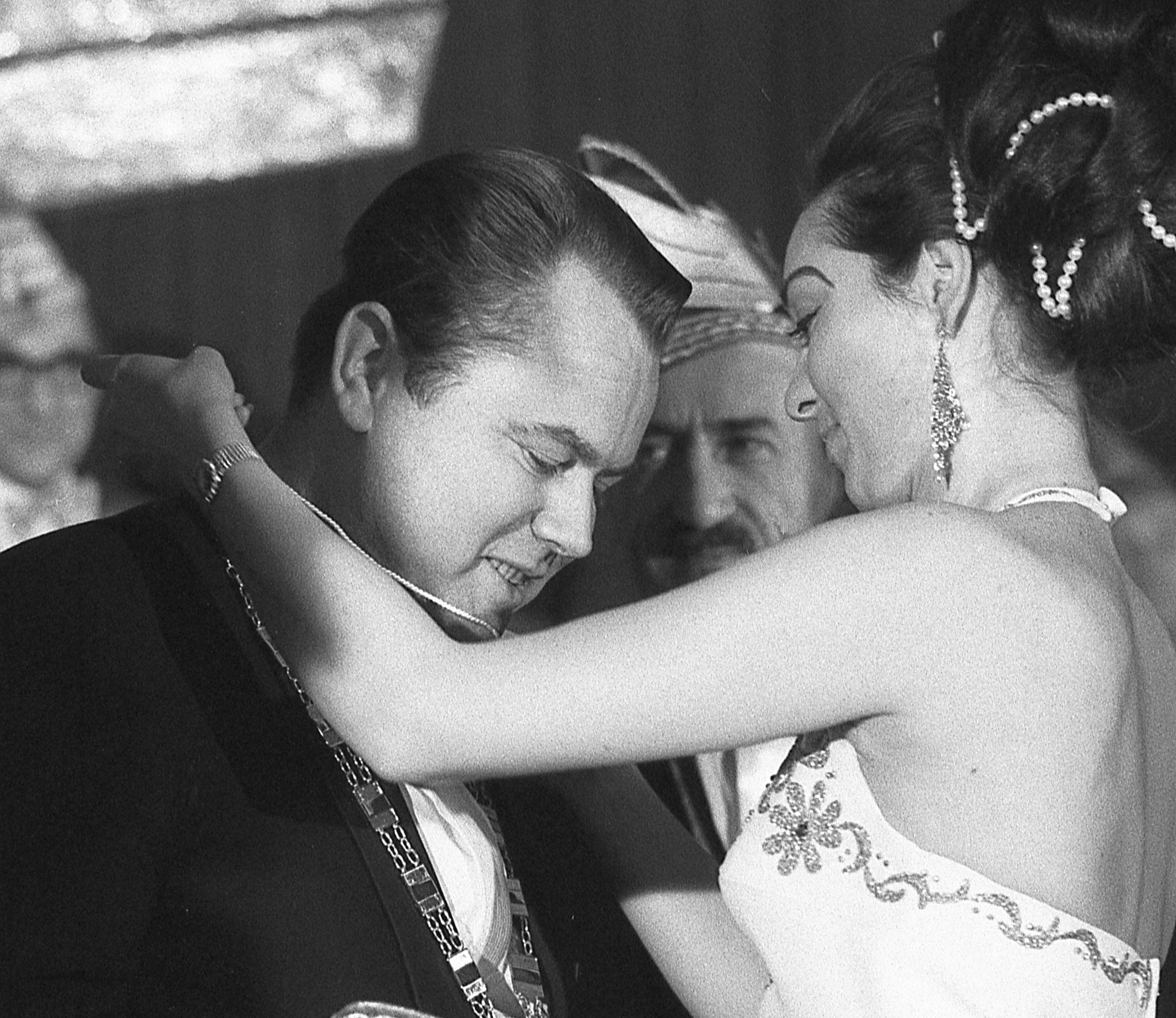 Eduard Zimmermann, der 1970 den Orden wider die Neidhammel verliehen bekam, bekommt ein Küßchen von Prinzessin Heidi I.