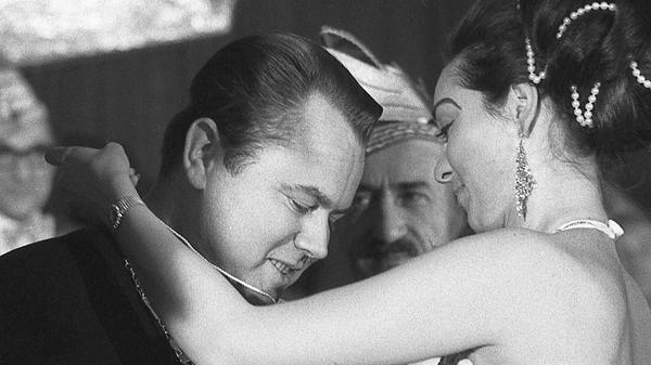 Eduard Zimmermann, der 1970 den Orden wider die Neidhammel verliehen bekam, bekommt ein Küßchen von Prinzessin Heidi I.