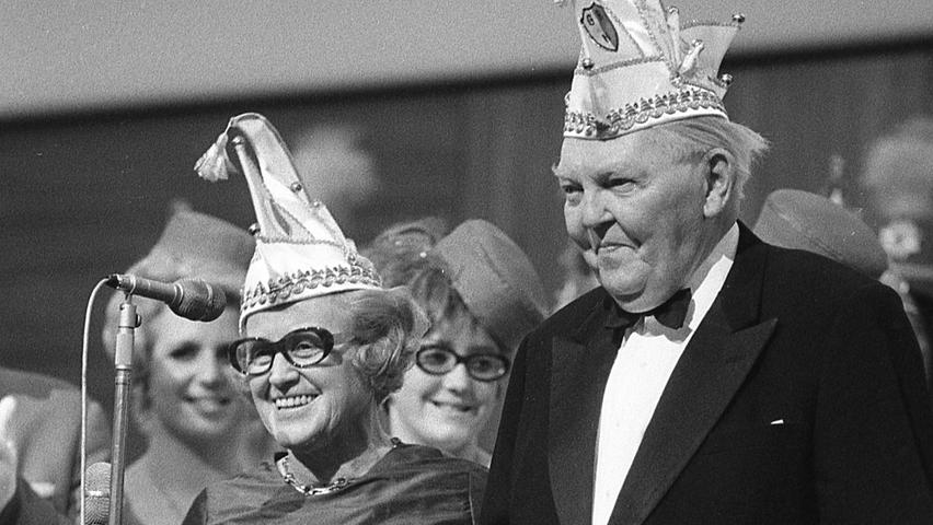 Die SPD-Bundesministerin Käte Strobel und der frührere Bundeskanzler Ludwig Erhard gaben sich 1970 die Ehre bei der Verleihung des Goldenen Tanzmariechens in Nürnberg.