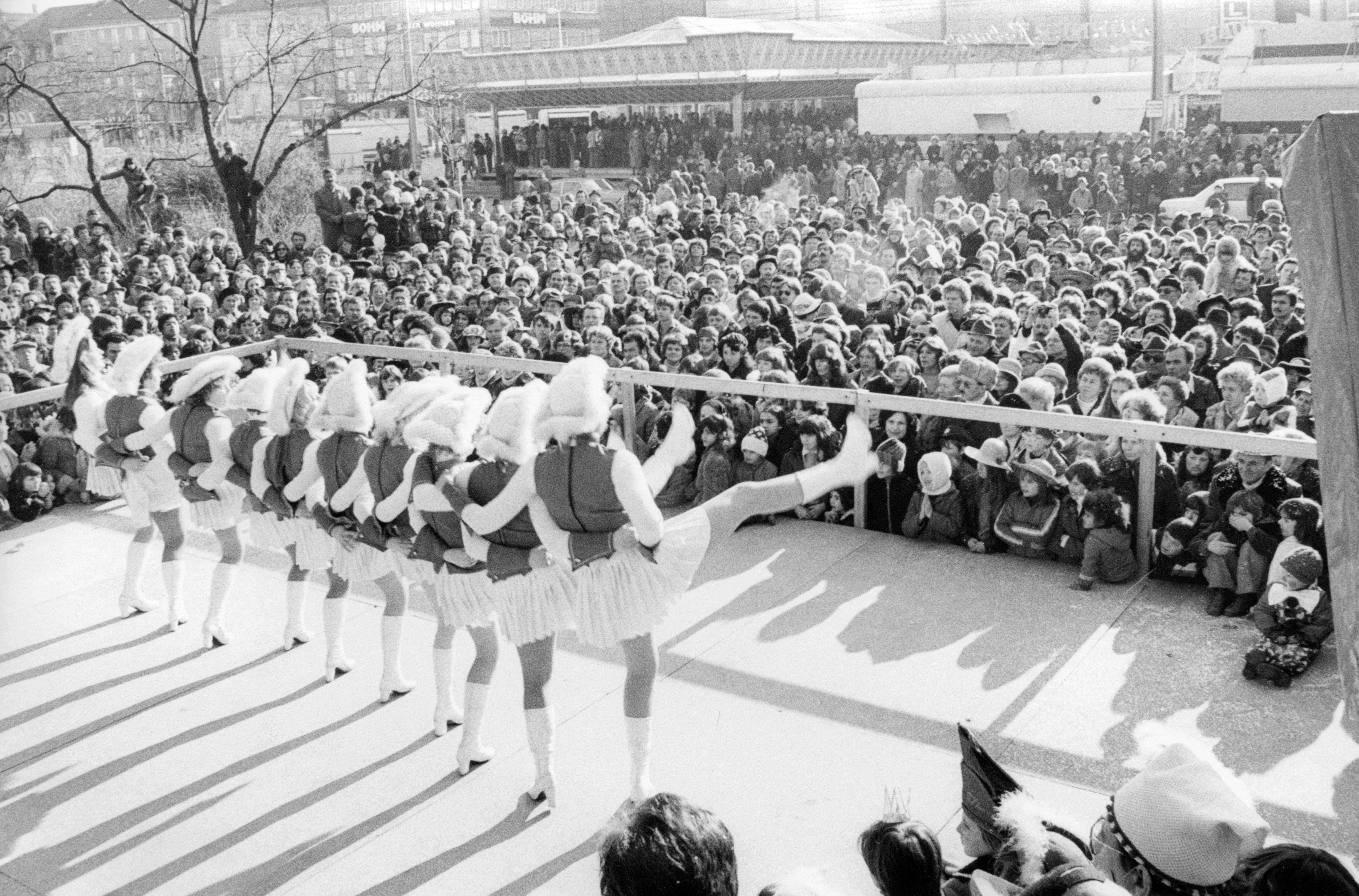 Die Schlagzeile zu diesem Bild zum Faschingsausklang 1979 in Fürth lautete: "Traditionelles Bild zum Faschingsausklang in der Adenaueranlage: die Garde wirft Beinchen, das Volk nimmt es fast interessiert zur Kenntnis."