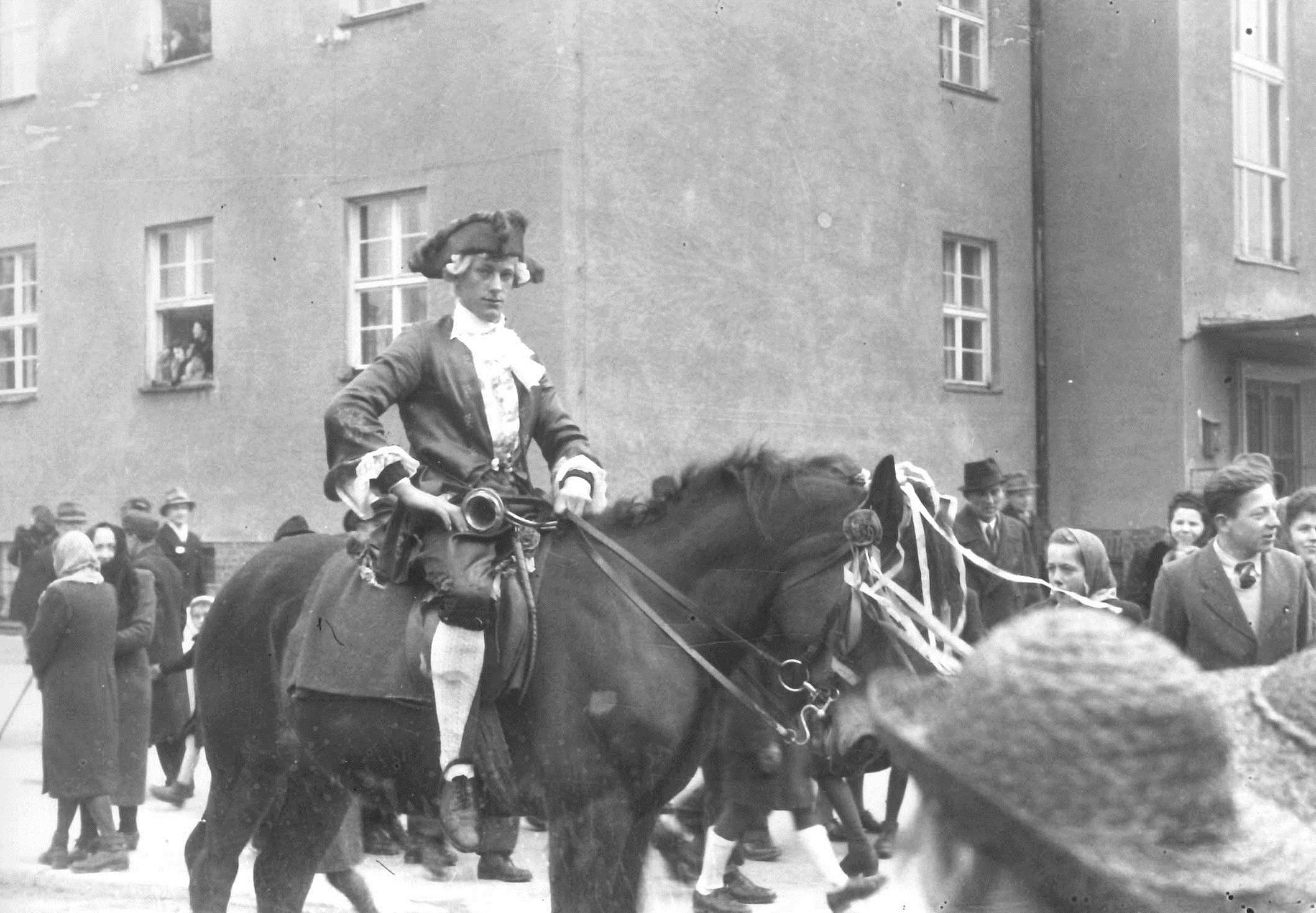 Der spätere Müllgroßunternehmer Rudolf Ernst reitet 1949 hoch zu Ross beim Faschingsumzug in Gunzenhausen mit.