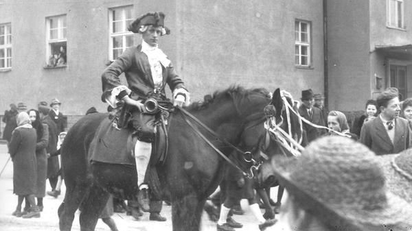 Der spätere Müllgroßunternehmer Rudolf Ernst reitet 1949 hoch zu Ross beim Faschingsumzug in Gunzenhausen mit.