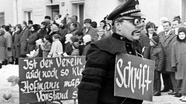 1969 schlängelte sich der Narren-Zug durch Auerbach.