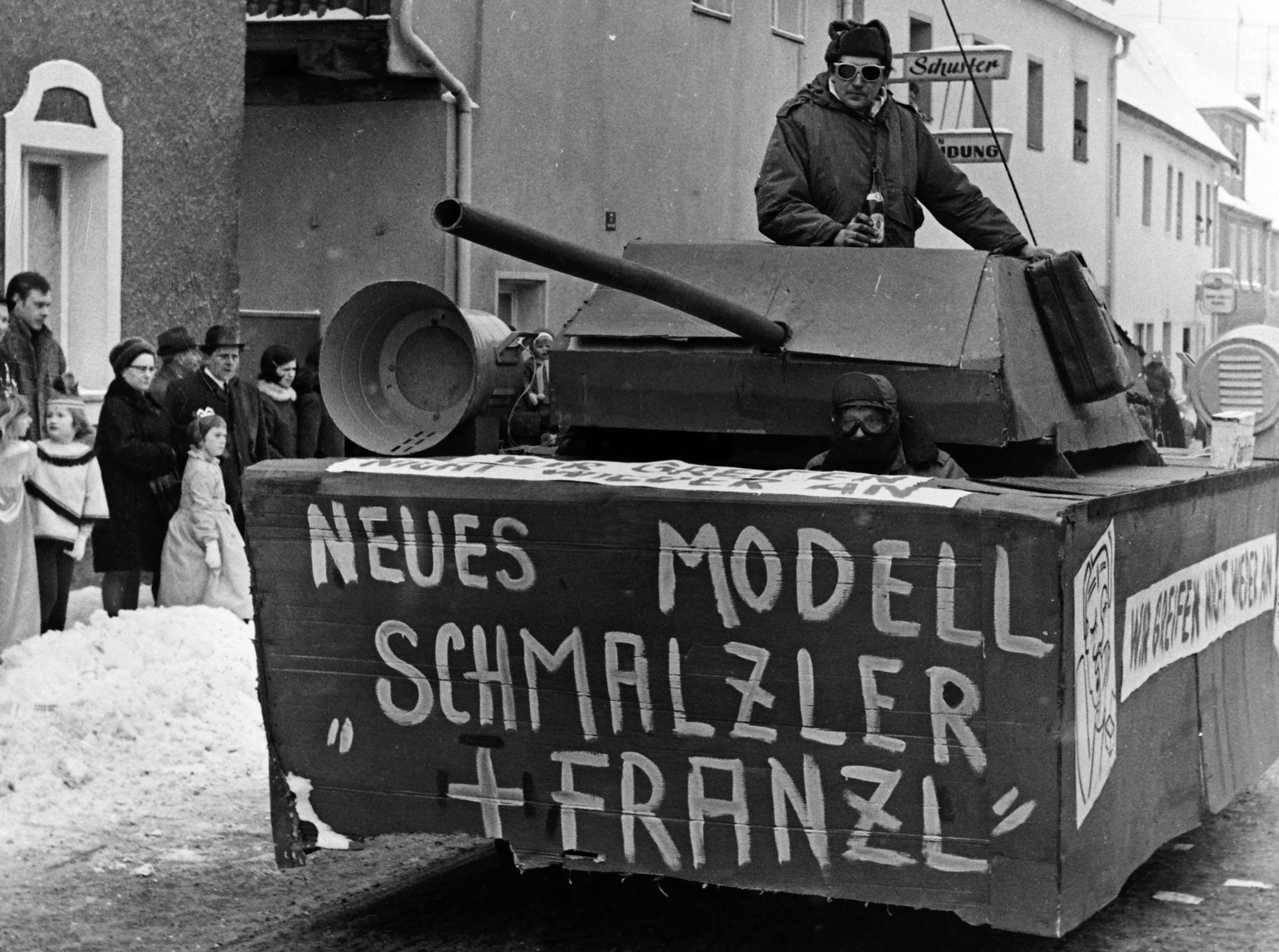 Und kreativ gestaltete Wagen gab es auch damals schon, wie hier in Auerbach.