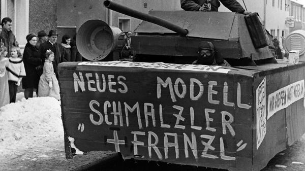 Und kreativ gestaltete Wagen gab es auch damals schon, wie hier in Auerbach.