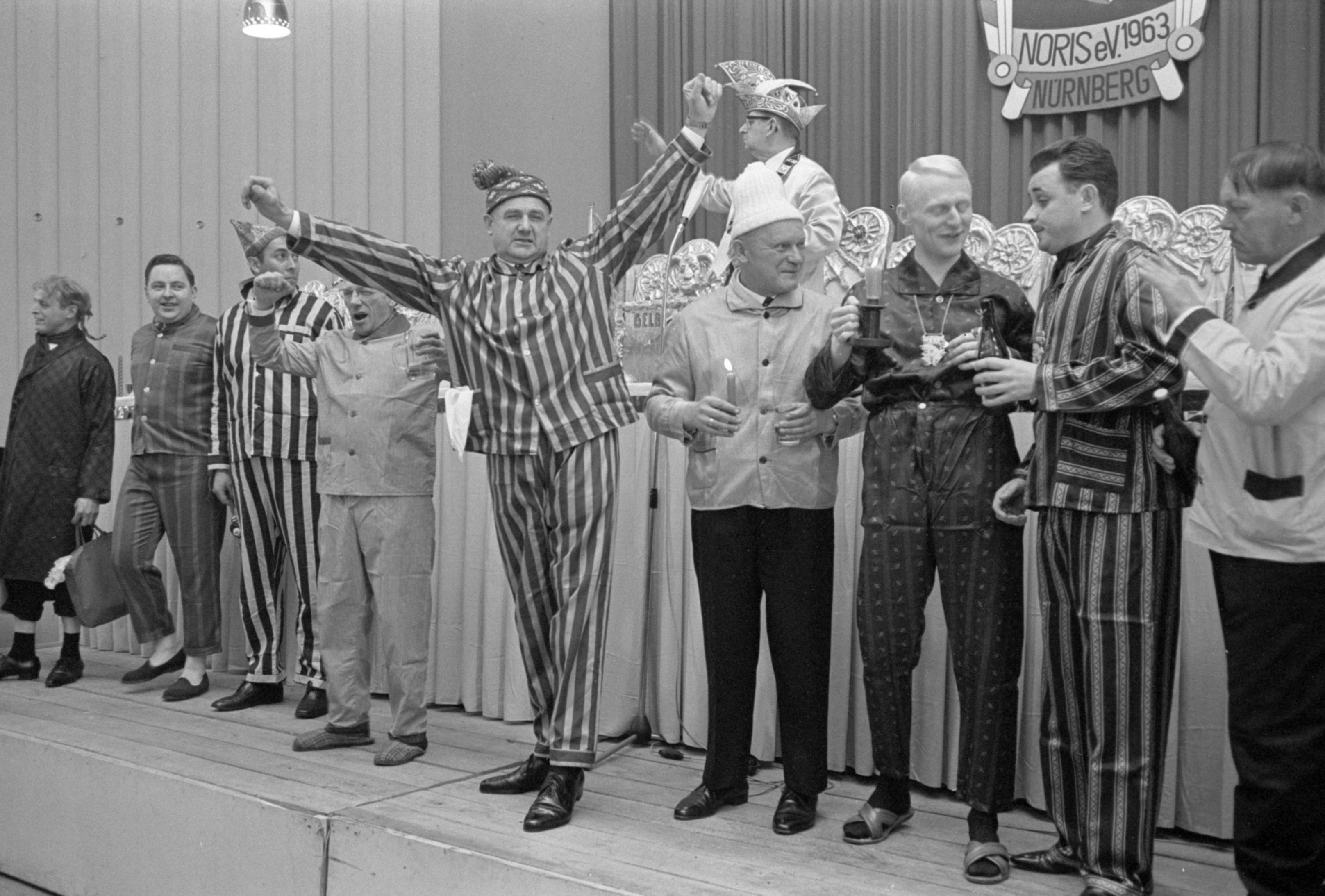 Ein origineller Schnappschuss von der Faschingsdämmerung der Karnevalsgesellschaft Ka. Ge. Gelb-Roth Noris im Gesellschaftshaus in der Gartenstadt: in Schlafanzügen stellen sich die Elferräte gähnend dem Publikum.