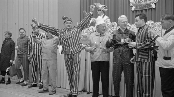 Ein origineller Schnappschuss von der Faschingsdämmerung der Karnevalsgesellschaft Ka. Ge. Gelb-Roth Noris im Gesellschaftshaus in der Gartenstadt: in Schlafanzügen stellen sich die Elferräte gähnend dem Publikum.