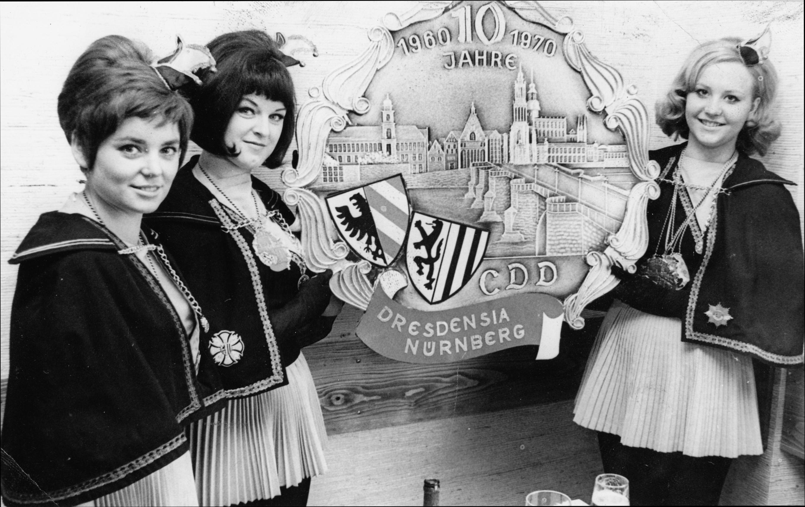 Stolz halten 1969 die adretten Pagen das Modell des Jubiläumsordens hoch. Er zeigt das altbekannte Stadtbild Dresdens mit der Augustusbrücke im Vordergrund.