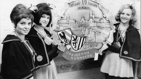 Stolz halten 1969 die adretten Pagen das Modell des Jubiläumsordens hoch. Er zeigt das altbekannte Stadtbild Dresdens mit der Augustusbrücke im Vordergrund.