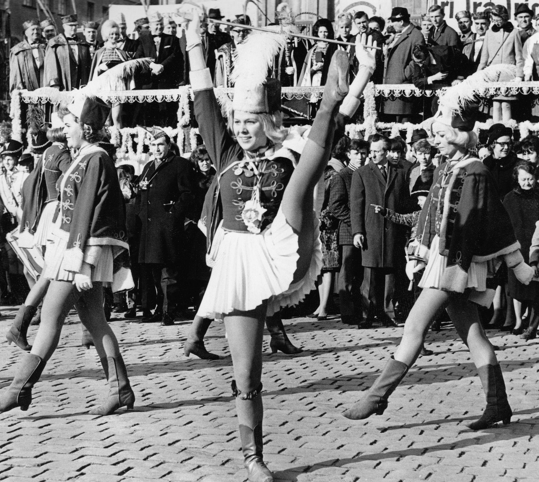 Die Garde der Gesellschaft "Nürnberger Trichter" legte 1967 einen flotten Tanz auf das Pflaster des Nürnberger Hauptmarkts.