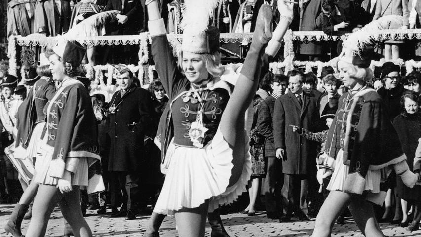 Die Garde der Gesellschaft "Nürnberger Trichter" legte 1967 einen flotten Tanz auf das Pflaster des Nürnberger Hauptmarkts.