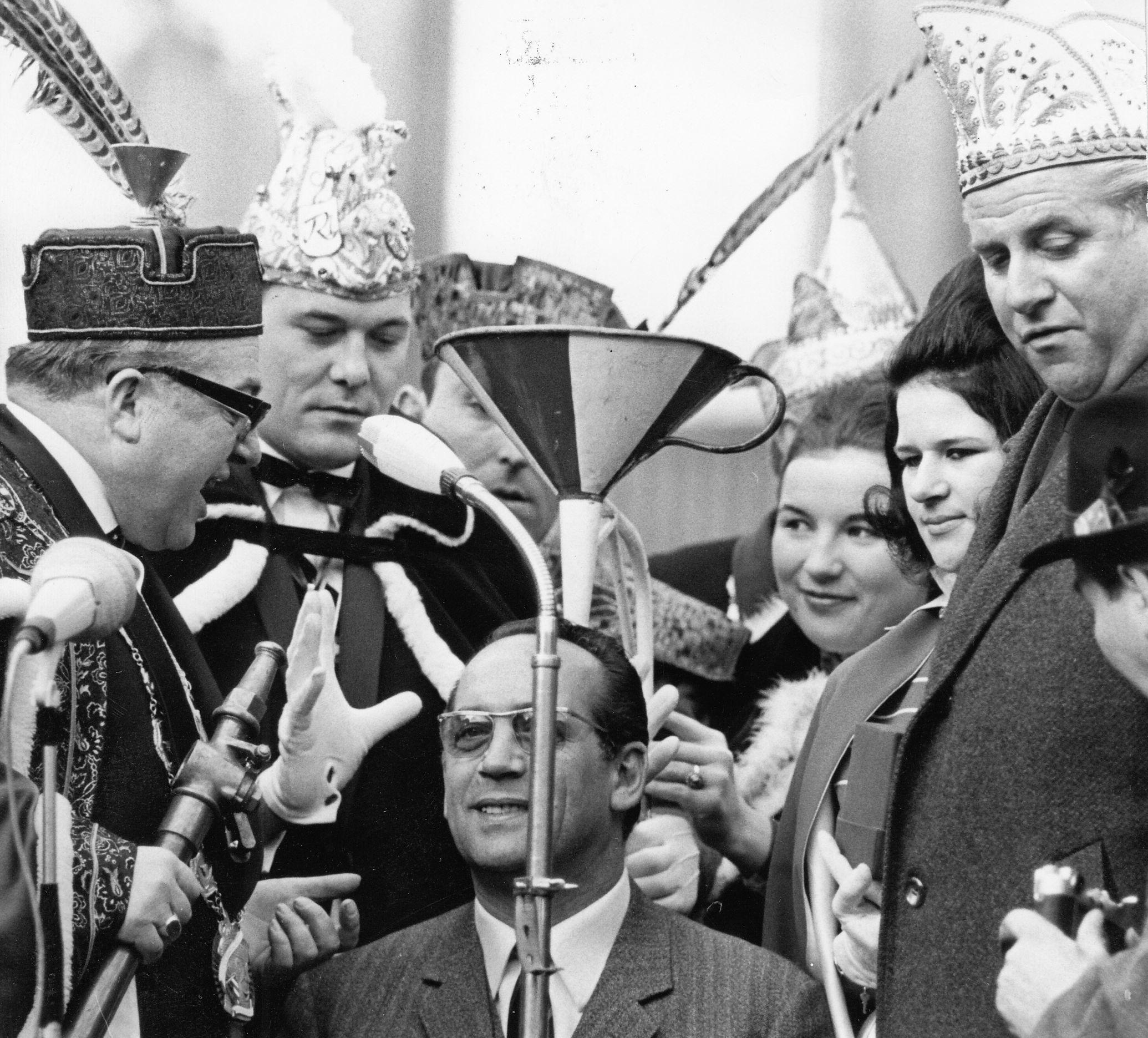 Dem FCN-Trainer Max Merkel wurde 1967 auf dem Hauptmarkt Weisheit eingetrichtert. Offensichtlich mit Erfolg: Ein Jahr später gewann der Club die deutsche Meisterschaft.