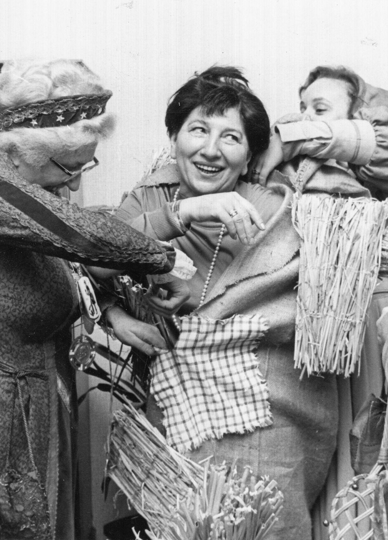 Die Beschreibung zu diesem Bild aus dem Jahr 1967: "Der OB-Stellvertreter griff zur Schere und war ehrlich überrascht: zum Vorschein kam seine Frau Friedel Haas, die ihn um 7 Uhr heimlich verlassen hatte und seitdem als Vogelscheuche verkleidet vor dem Dienstzimmer ihres Gatten ausharrte..."